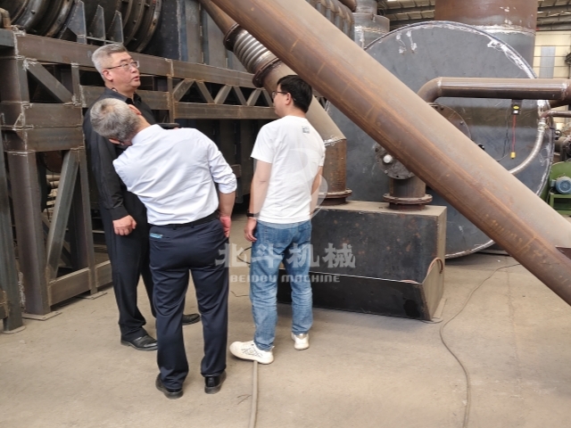 山東客戶來訪,連續(xù)式炭化設備獲高度評價