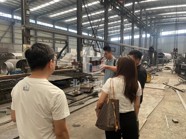 歡迎客戶專程來考察連續(xù)式炭化設(shè)備