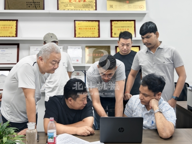 歡迎印度客戶來(lái)驗(yàn)收炭化設(shè)備